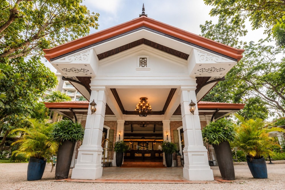 Costabella Tropical Beach Hotel in LAPU-LAPU