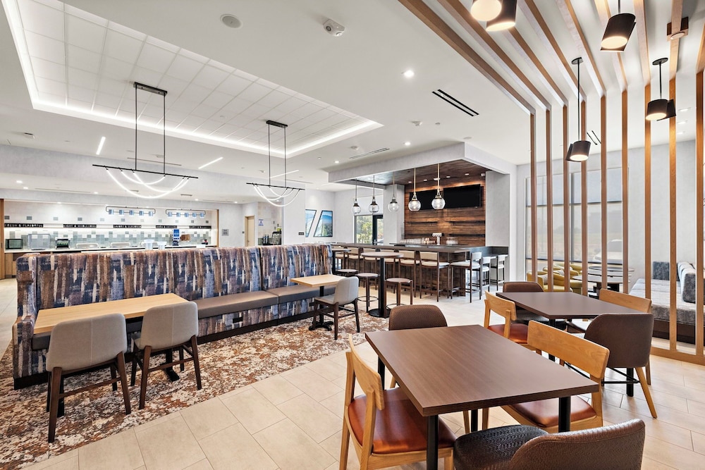 Hampton Inn by Hilton Ontario Airport 25/36