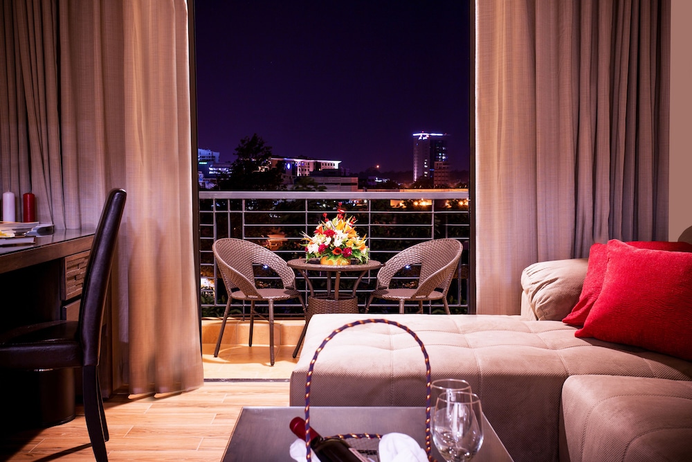 Bidwood Suite Hotel 20/50