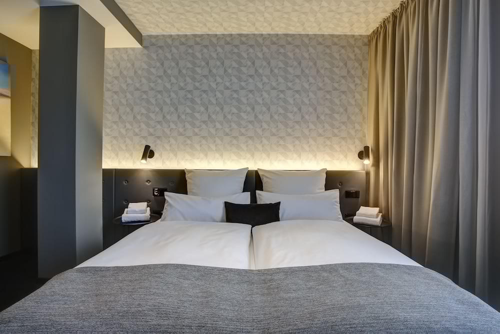 Ff&E Hotel Carlton 16/59