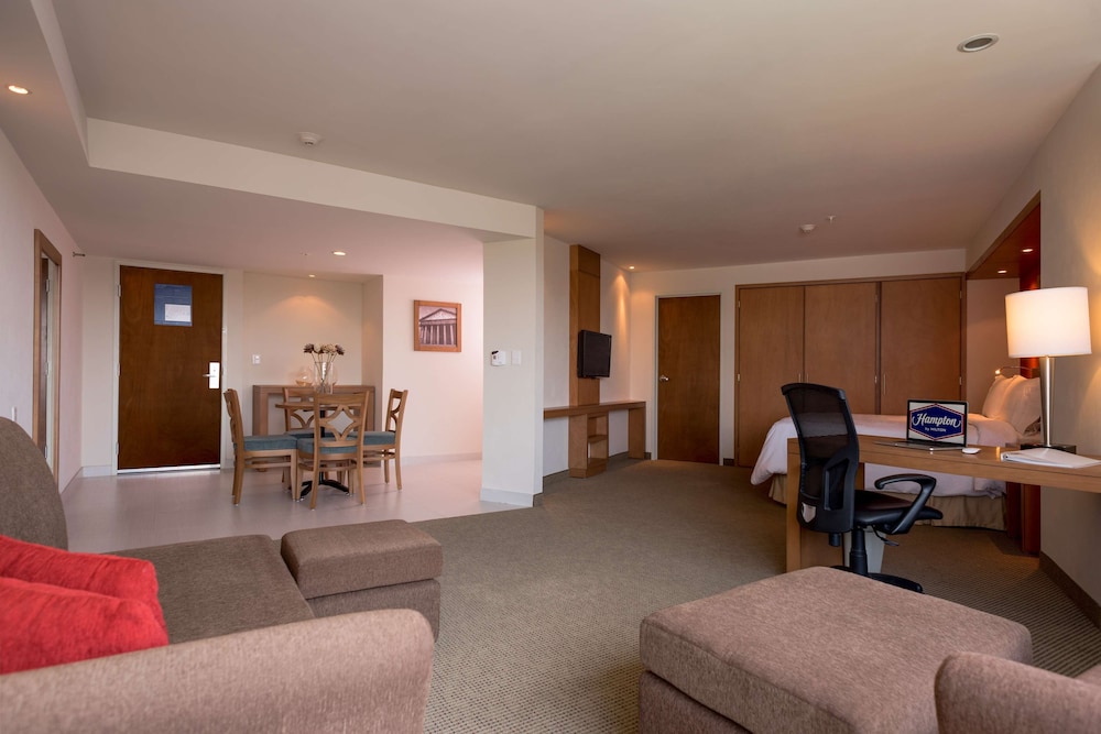 Hampton Inn by Hilton Guadalajara/Expo 27/48