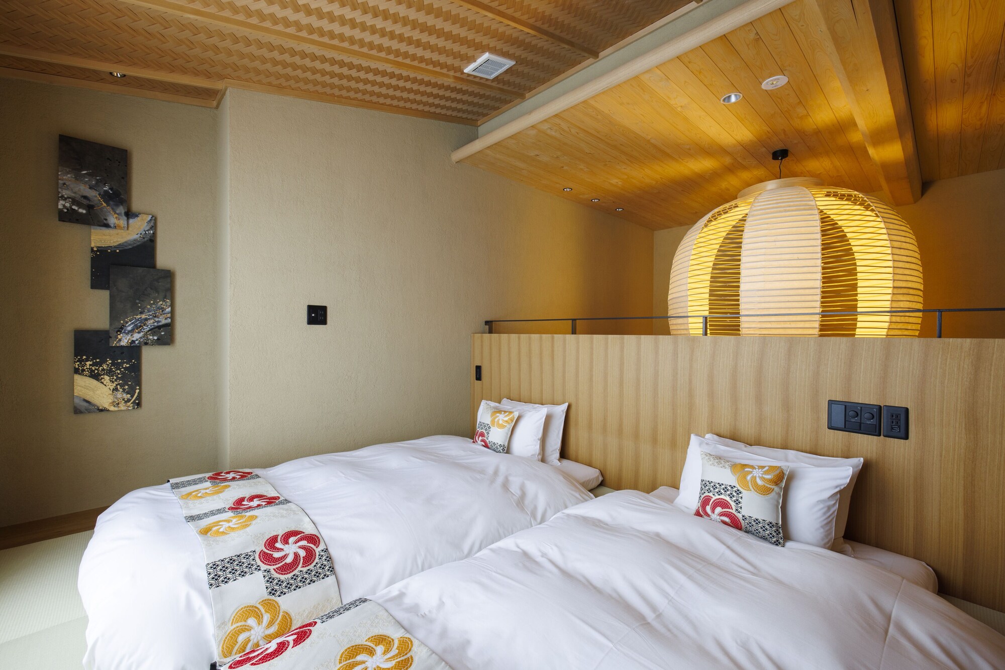 SUITE, 2 FUTON BEDS
