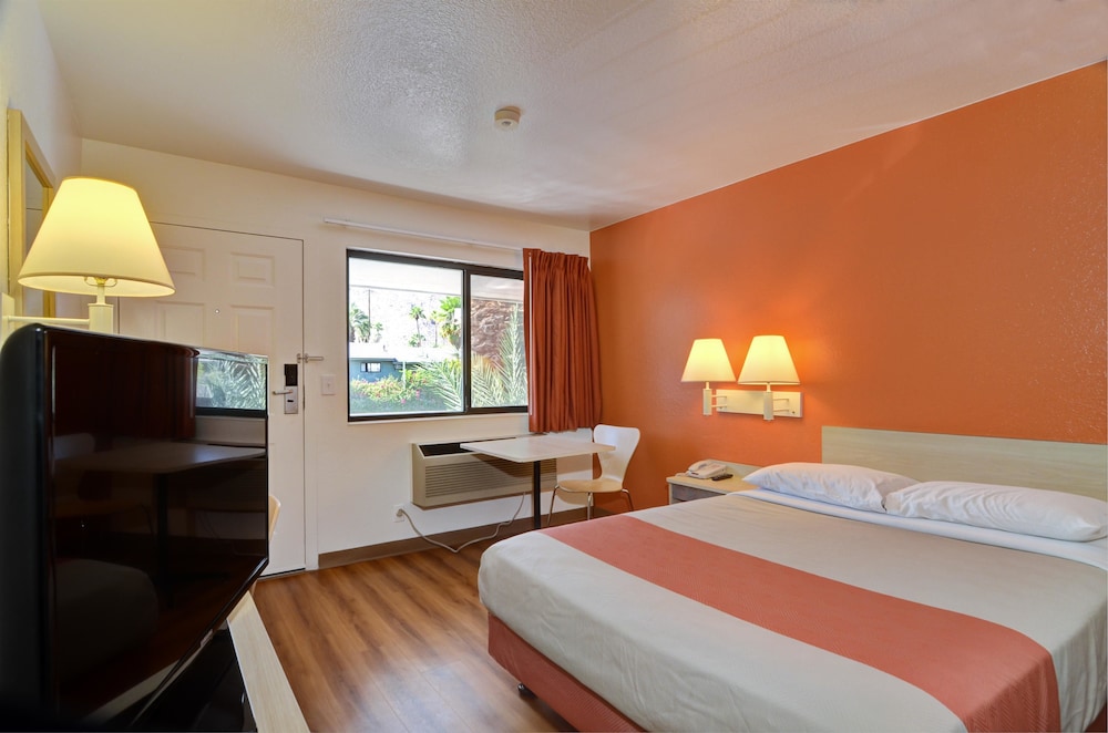 Motel6 Palm Springs, CA - East - Palm Canyon 10/50
