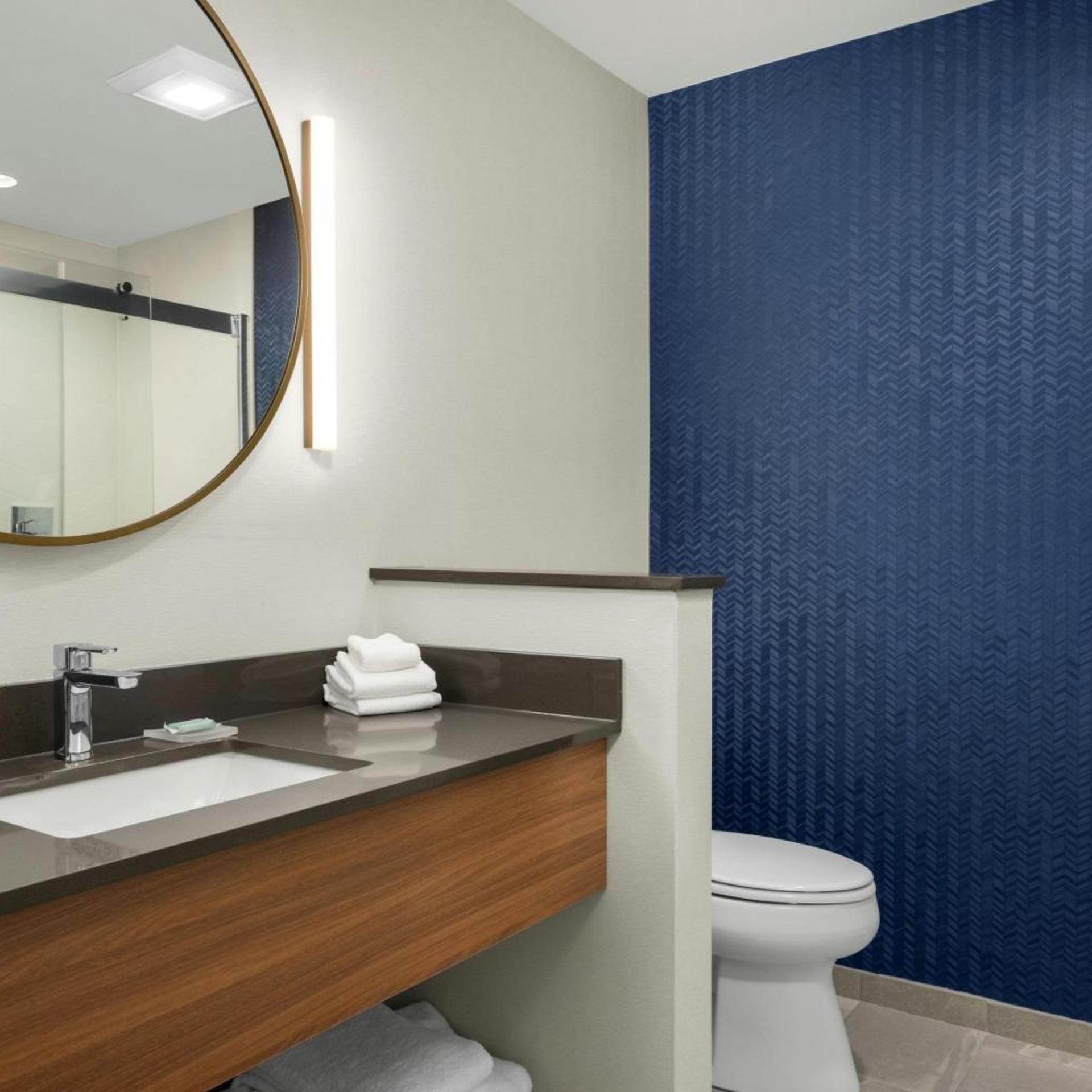 غرفة بسرير كينج لذوي الإعاقة، Fairfield by Marriott Inn & Suites Kokomo 2/5