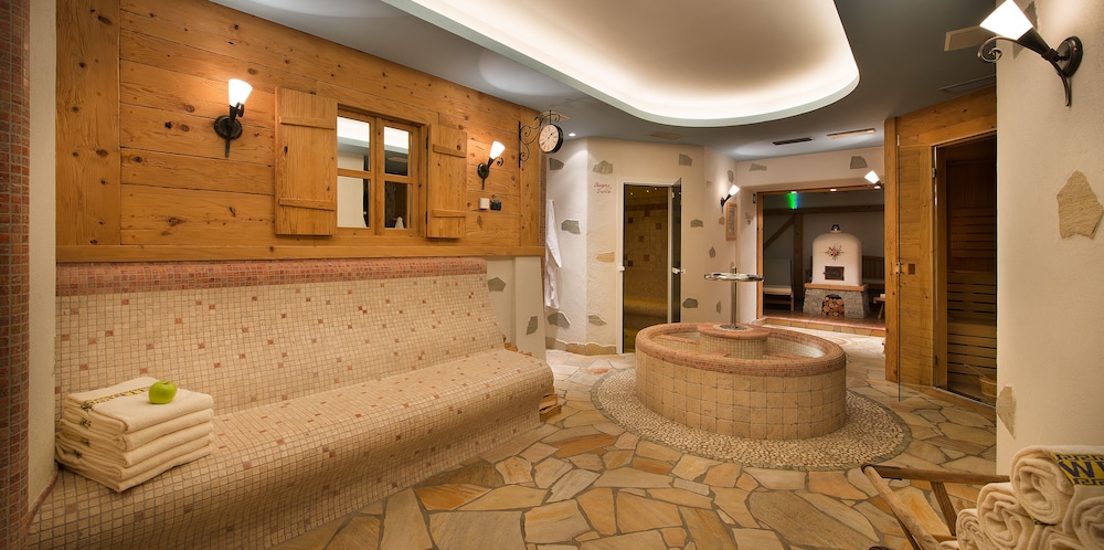 Crosal Hotel 5/50