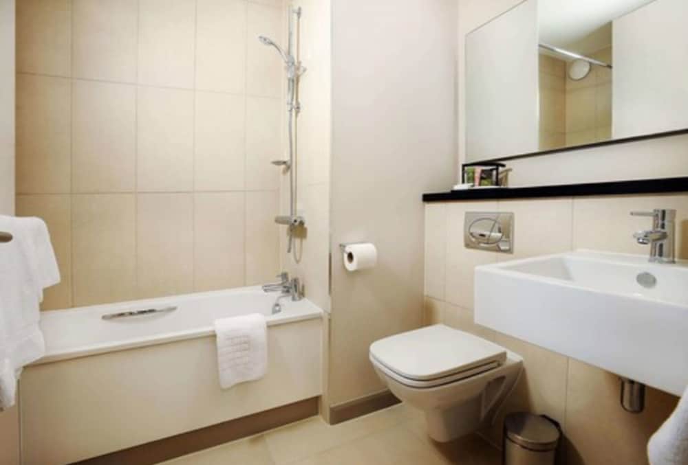 Heston Hyde Hotel 42/43