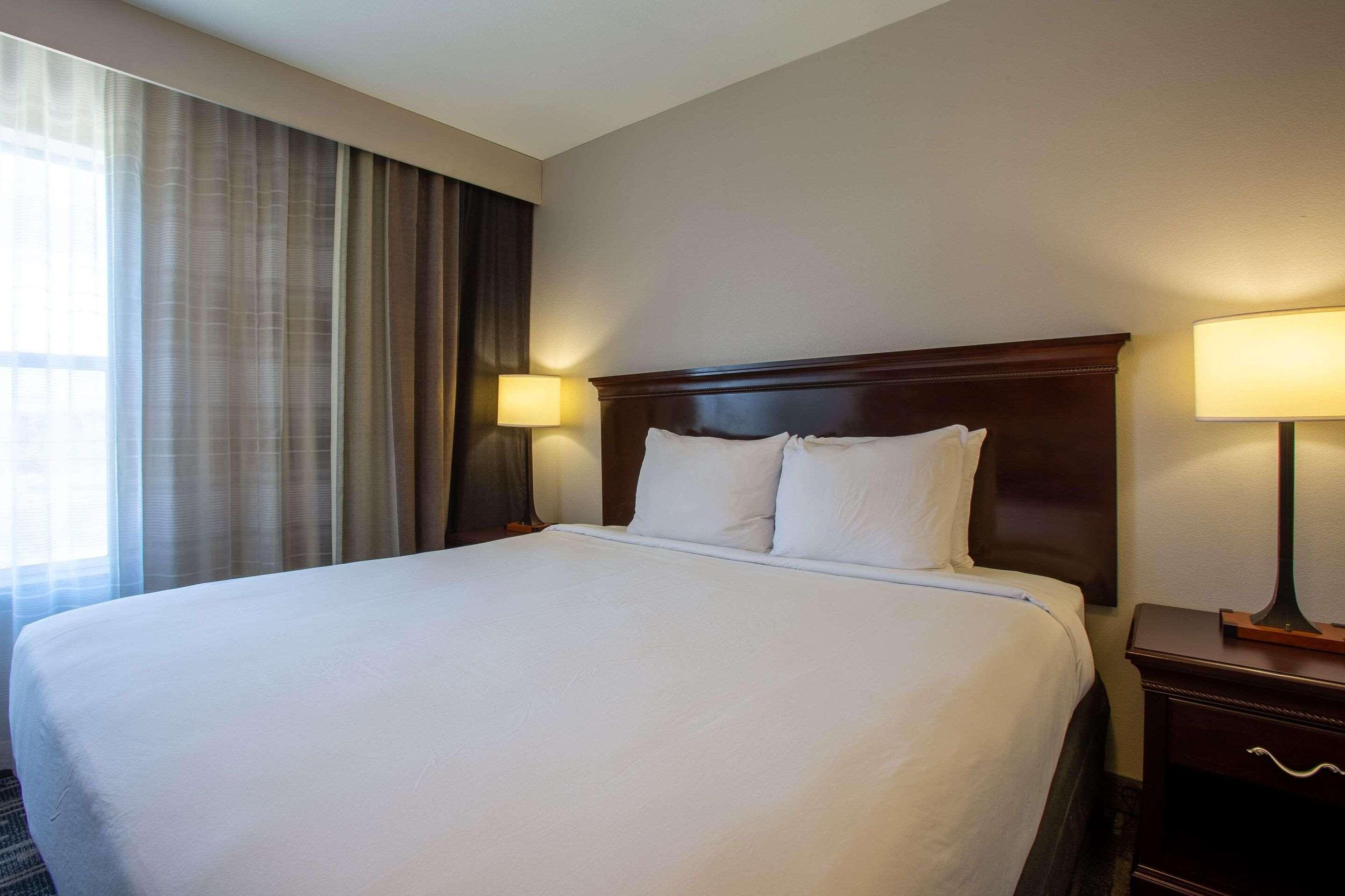 SUITE, KING BED, ACCESSIBLE