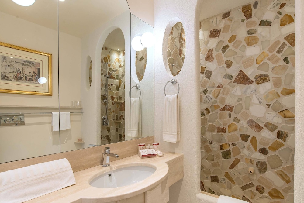 جناح جونيور بسرير كوين مع أريكة، Forum Hotel Rome 5/9