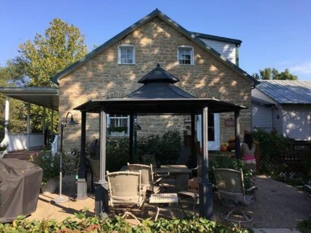 Stone Haus Bed & Breakfast 1/20