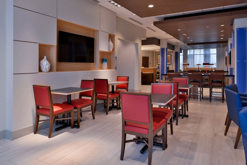 Holiday Inn Express Suites Marshalltown 39/48