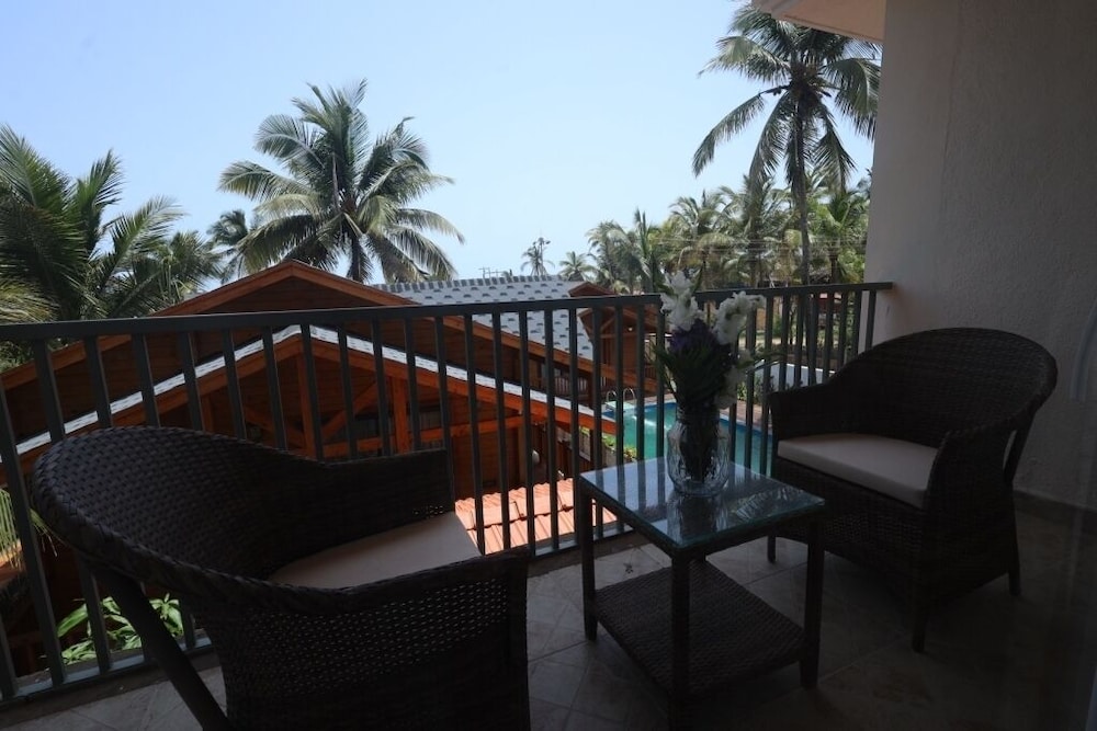 Foxoso Aaristo Baga Beach Resort 28/48