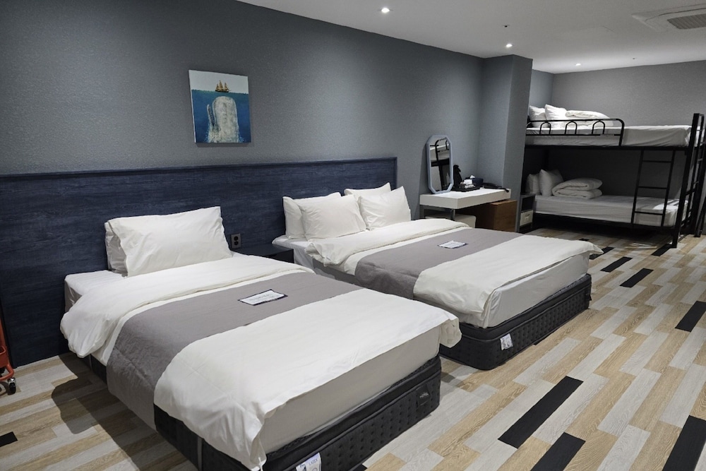 Party, Family, Suite, 1 Queen and 1 Single Bed, Bunk Bed, Ocean View