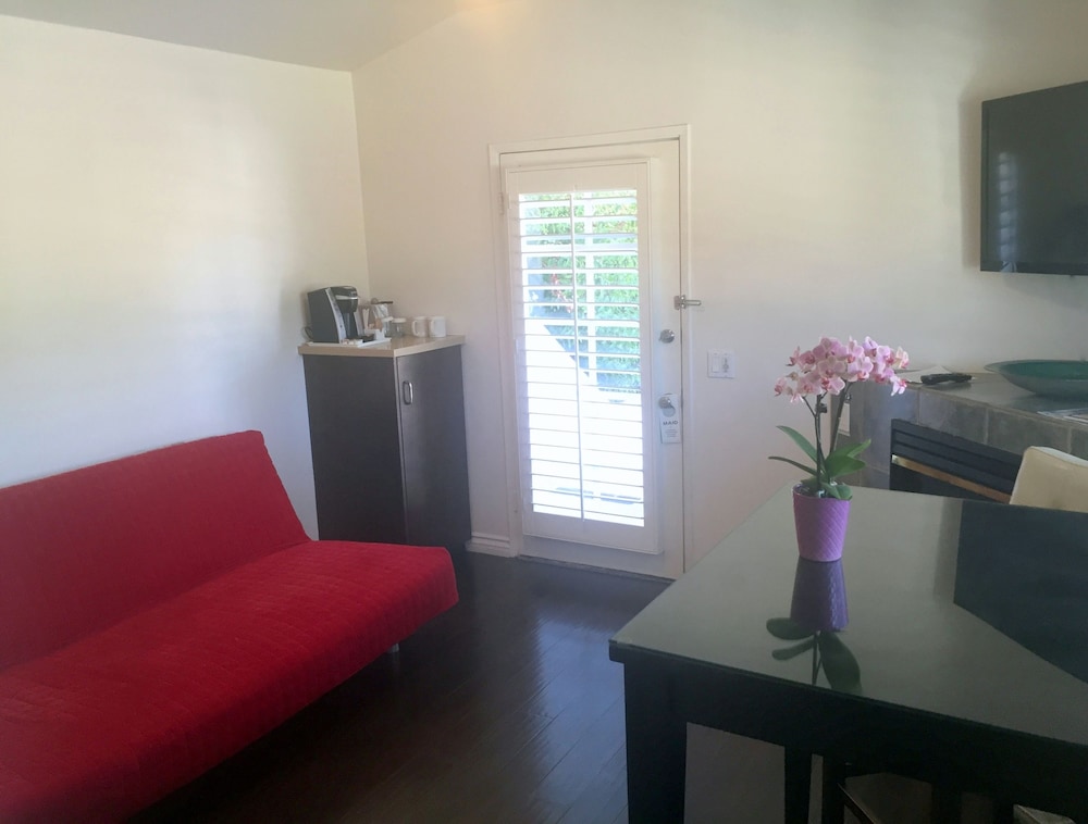 Malibu Country Inn 25/50