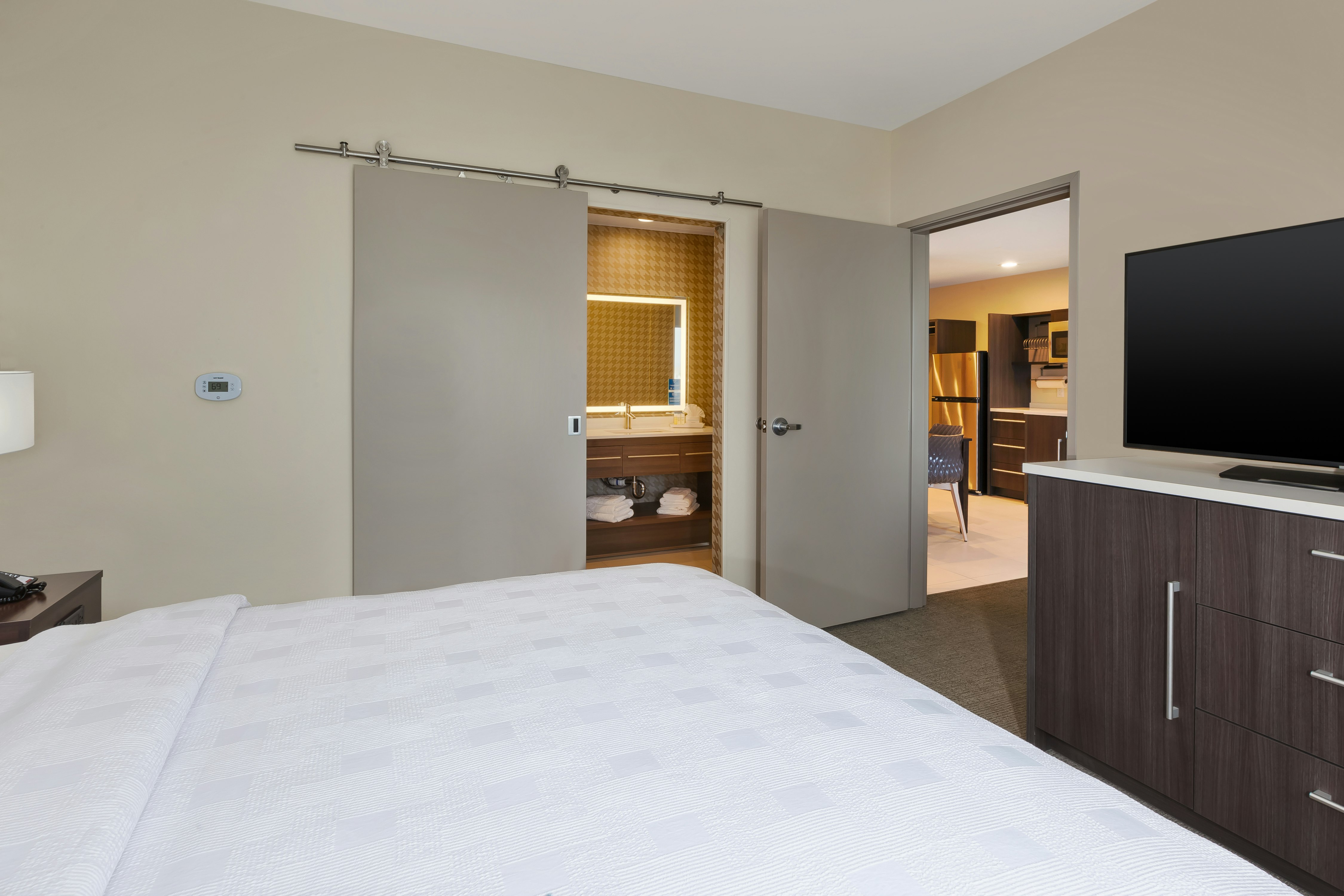 1 BEDROOM, SUITE, KING BED
