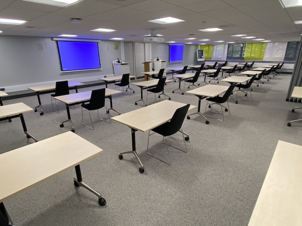 Conference Aston 47/58