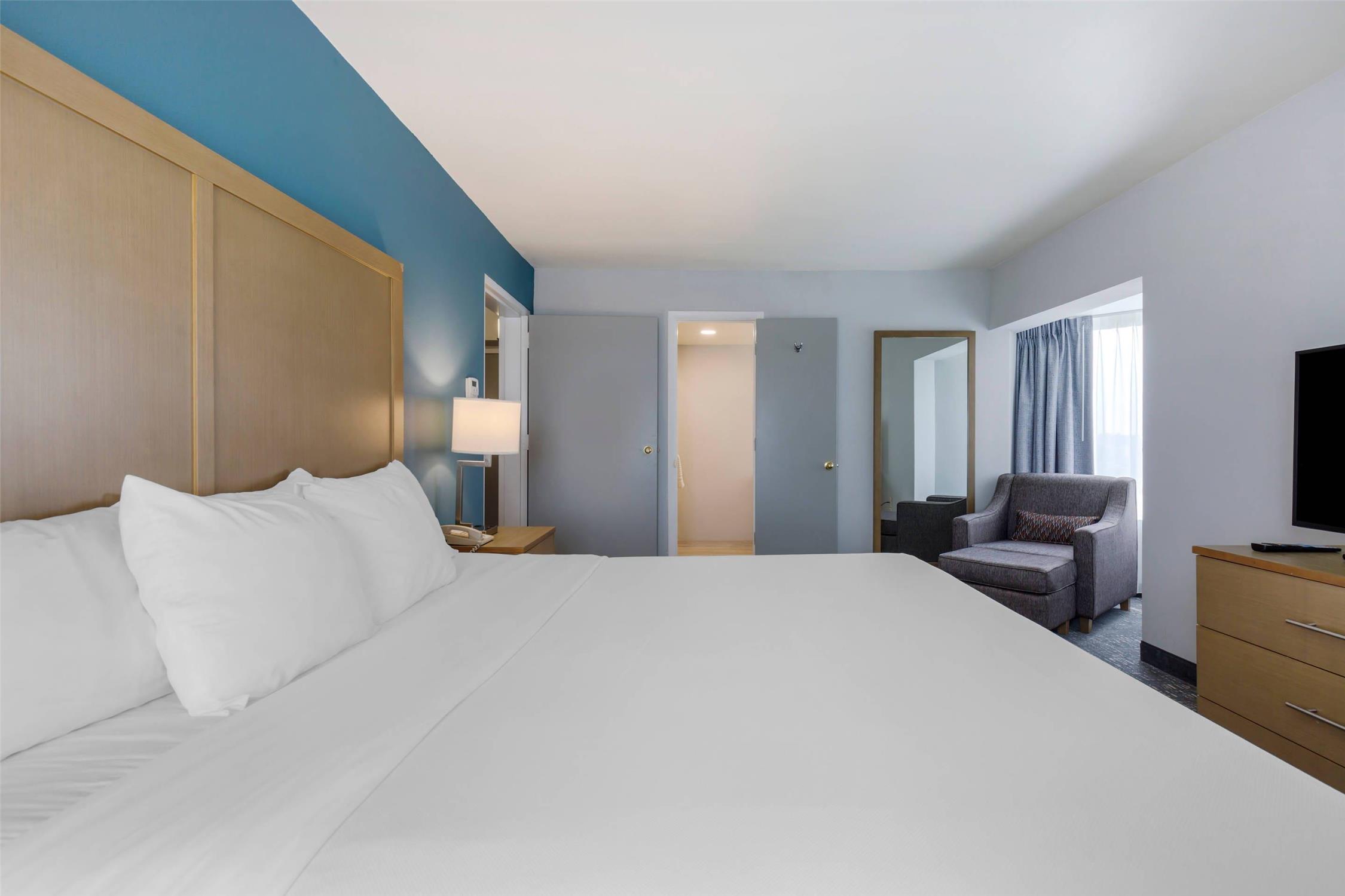 SUITE, KING BED