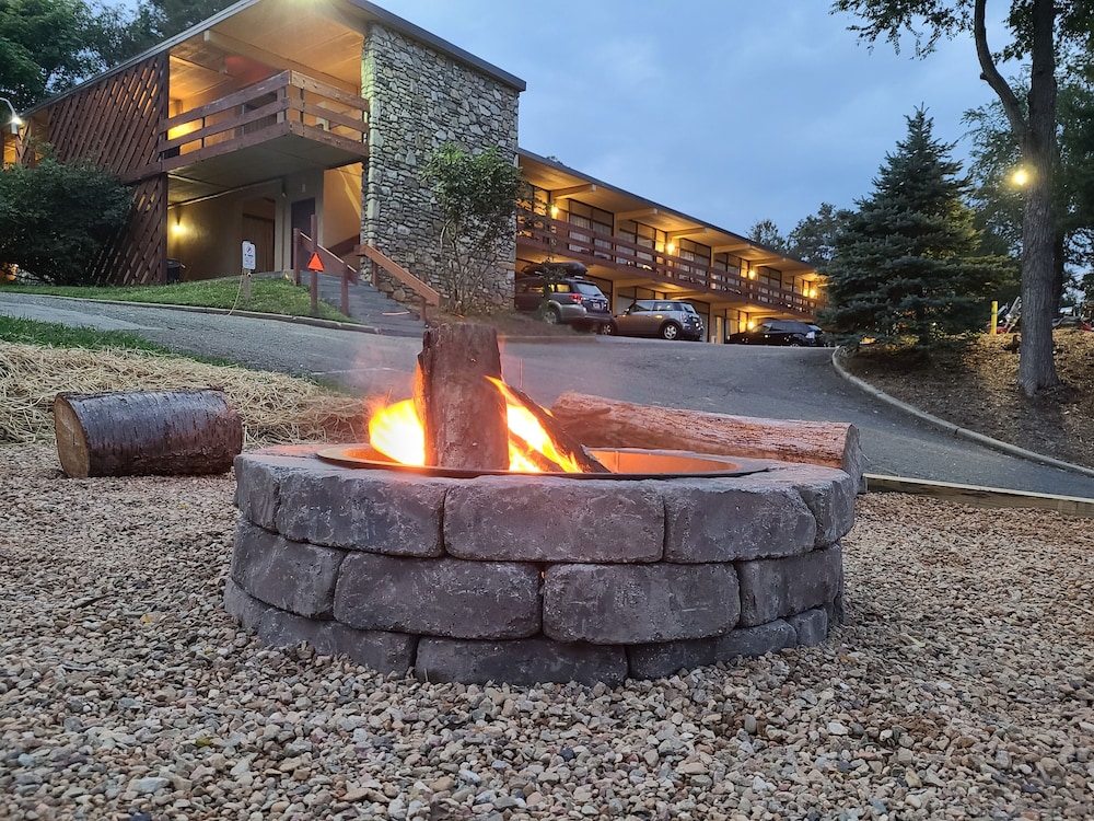 The Mountaineer Inn 18/22
