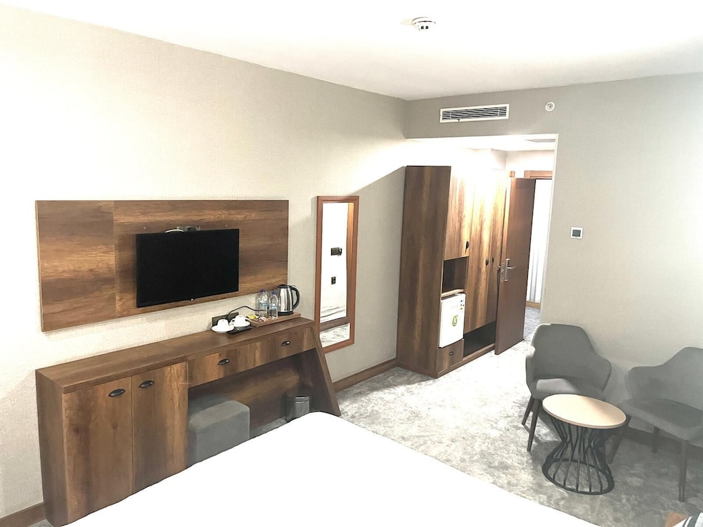 Airport Express Hotel 33/40