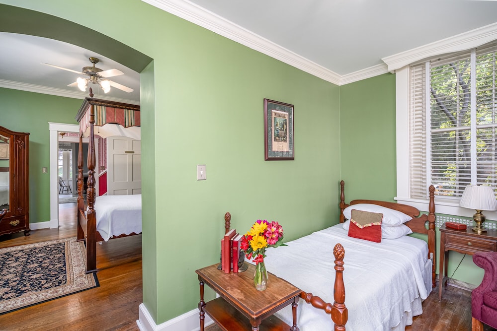 Cedars of Williamsburg Bed & Breakfast 23/50
