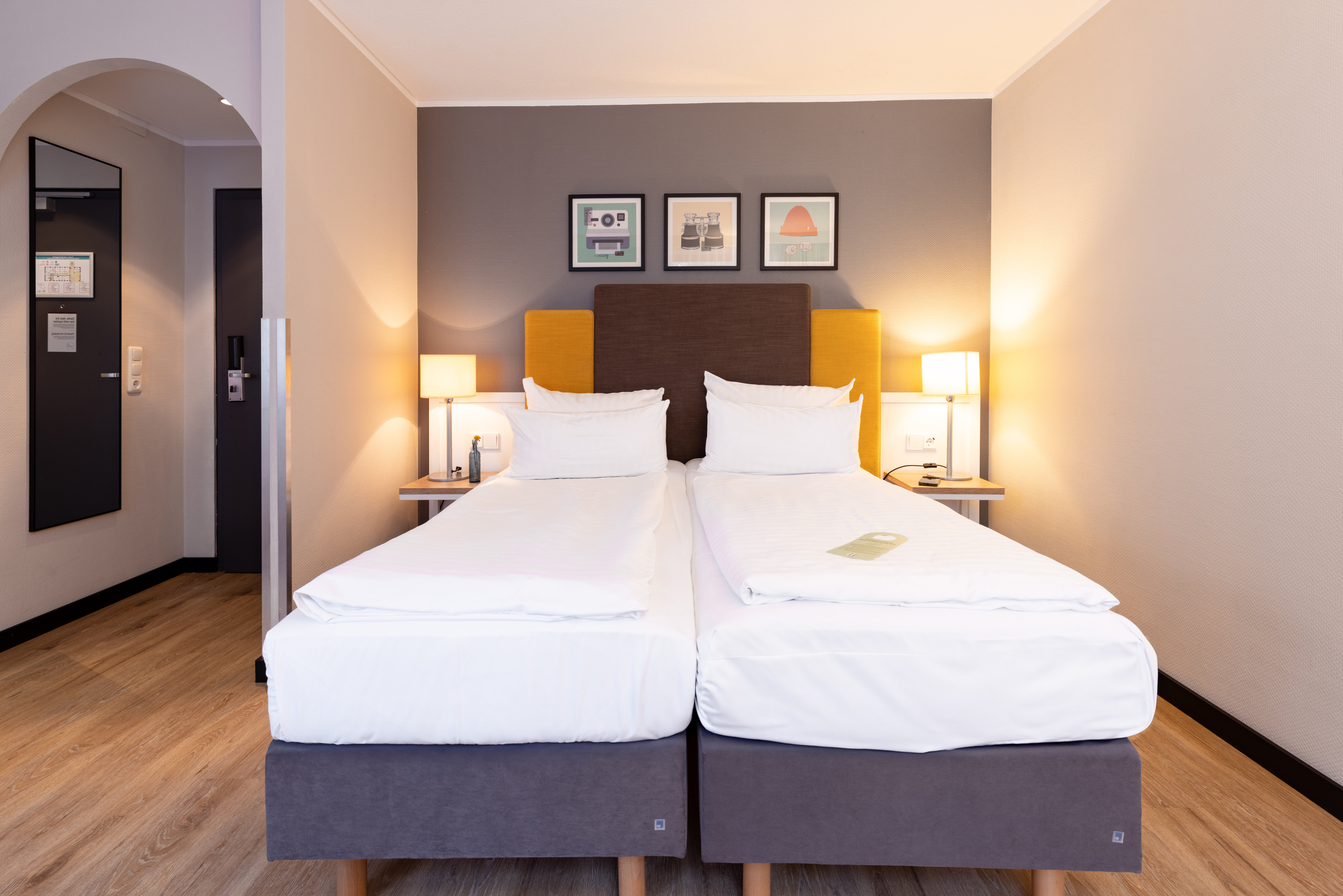 STANDARD, QUEEN BED