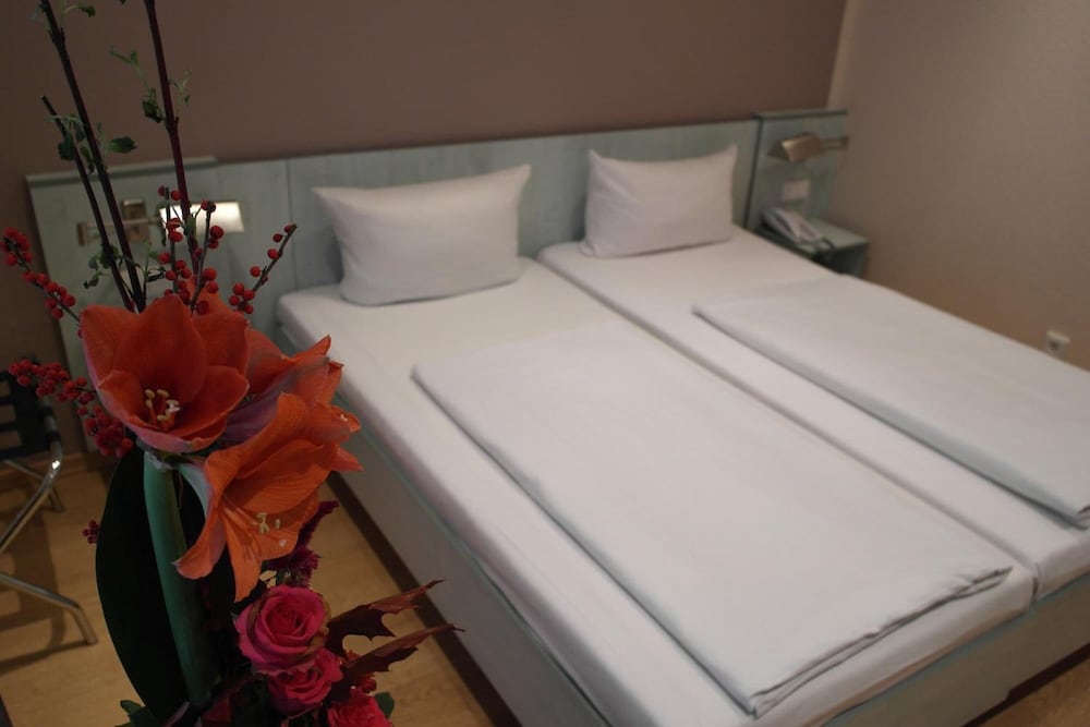 Hotel Attache 15/30