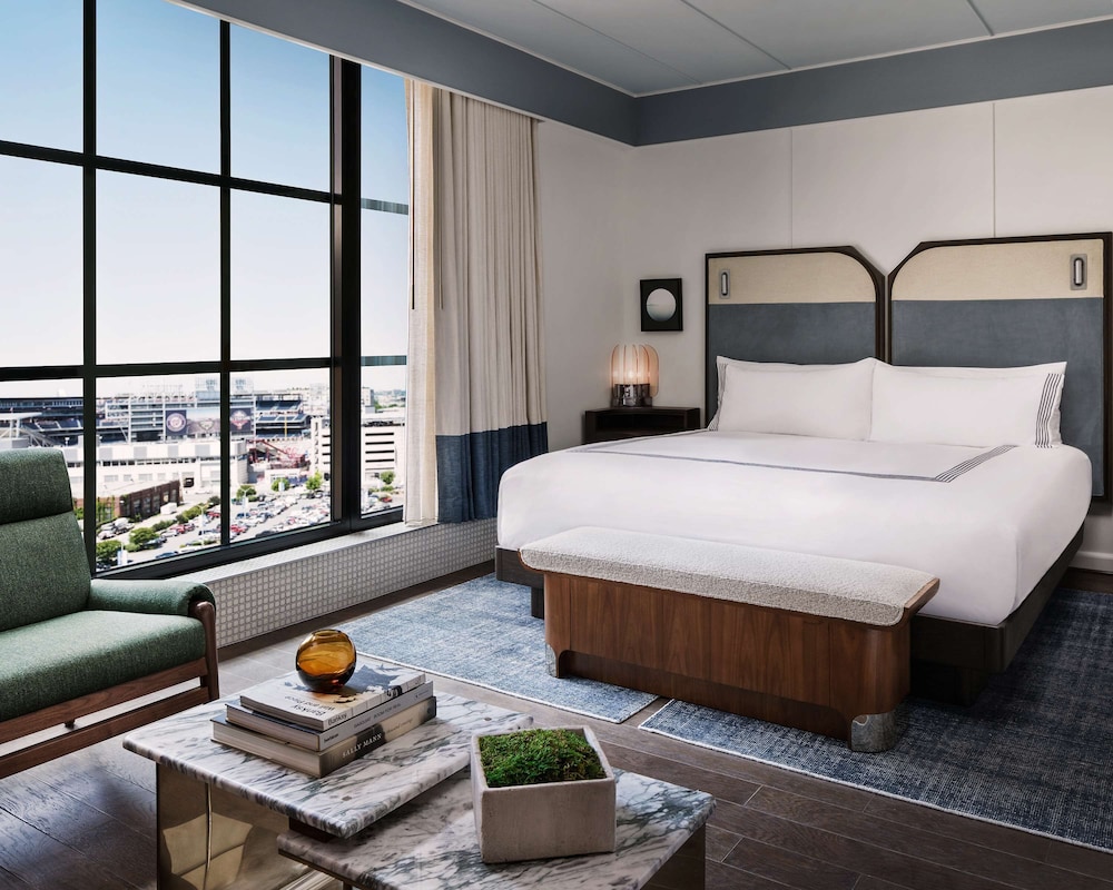 ROOM, KING BED