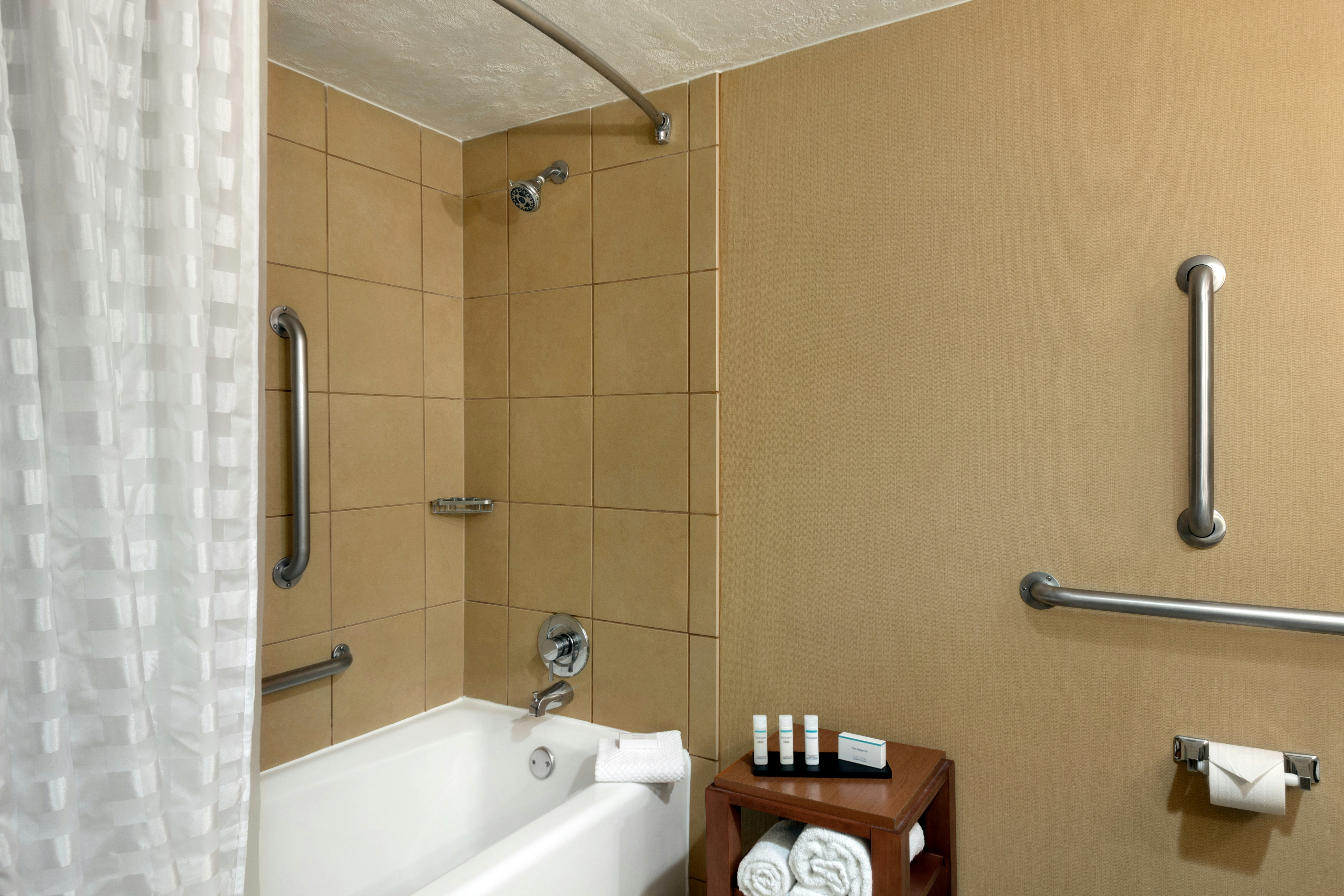 Embassy Suites by Hilton Kansas City International Airport 68/69
