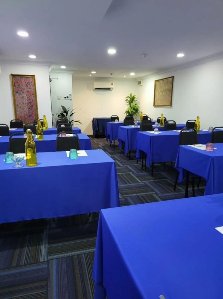 Desa Queenspark Hotel 63/77