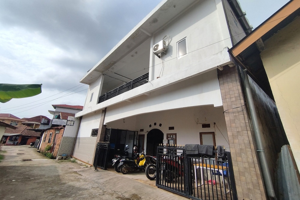 OYO 2933 Wisma Hiro Pertiwi 3/26