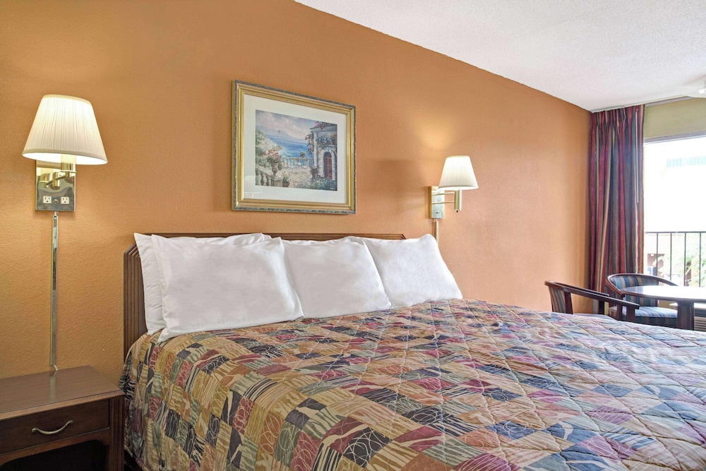 Days Inn By Wyndham Benson 17/33