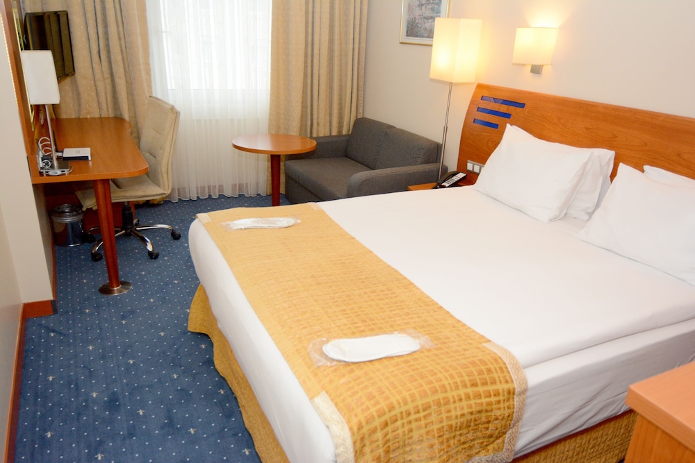 Standard, Queen Bed