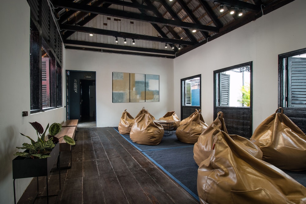 The Brownstone Hostel & Space 34/50