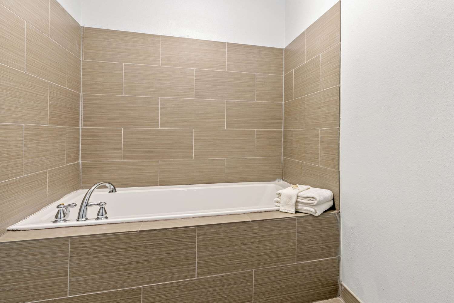 La Quinta Inn & Suites by Wyndham Guthrie 47/47