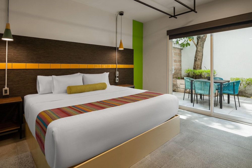 جناح بسرير كينج بشرفة، Hotel Estancias VIVE MX wtc CDMX, Trademark by Wyndham 2/6