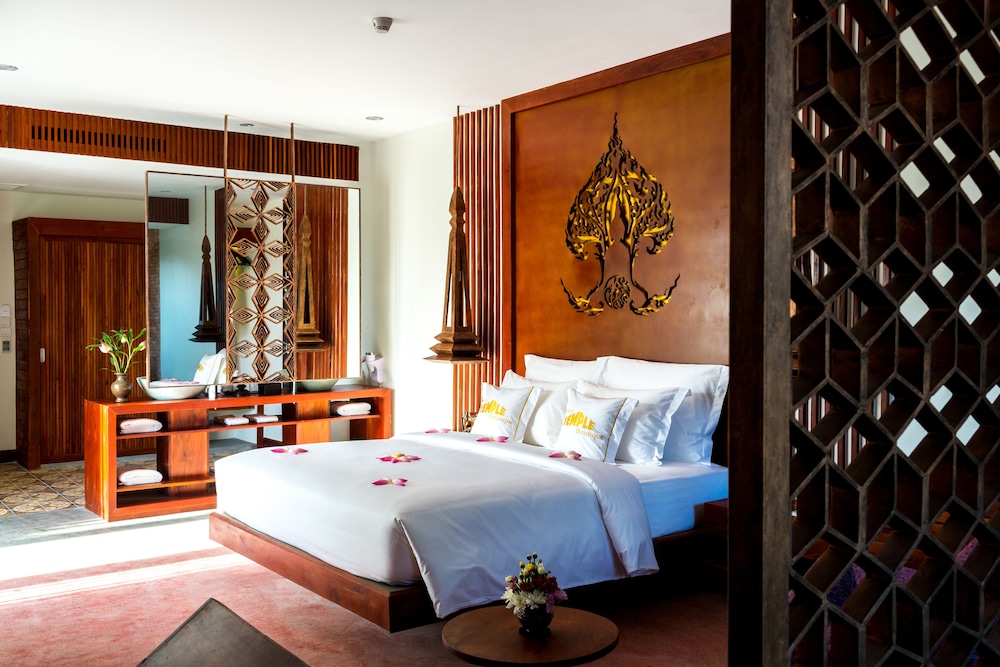 Courtyard, Suite, King Bed, Garden and Pool View, Living Area, Balcony, Bathtub 6/6