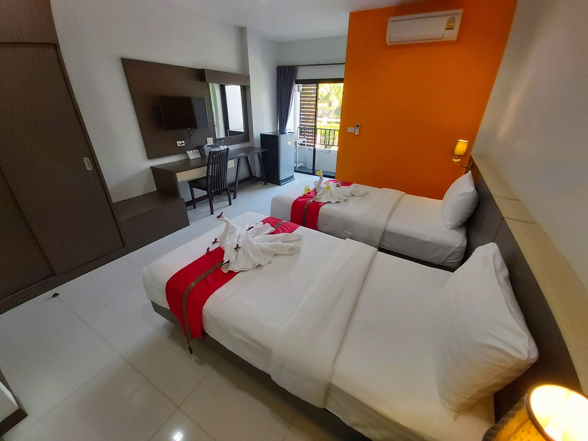 ROOM, TWIN BEDS