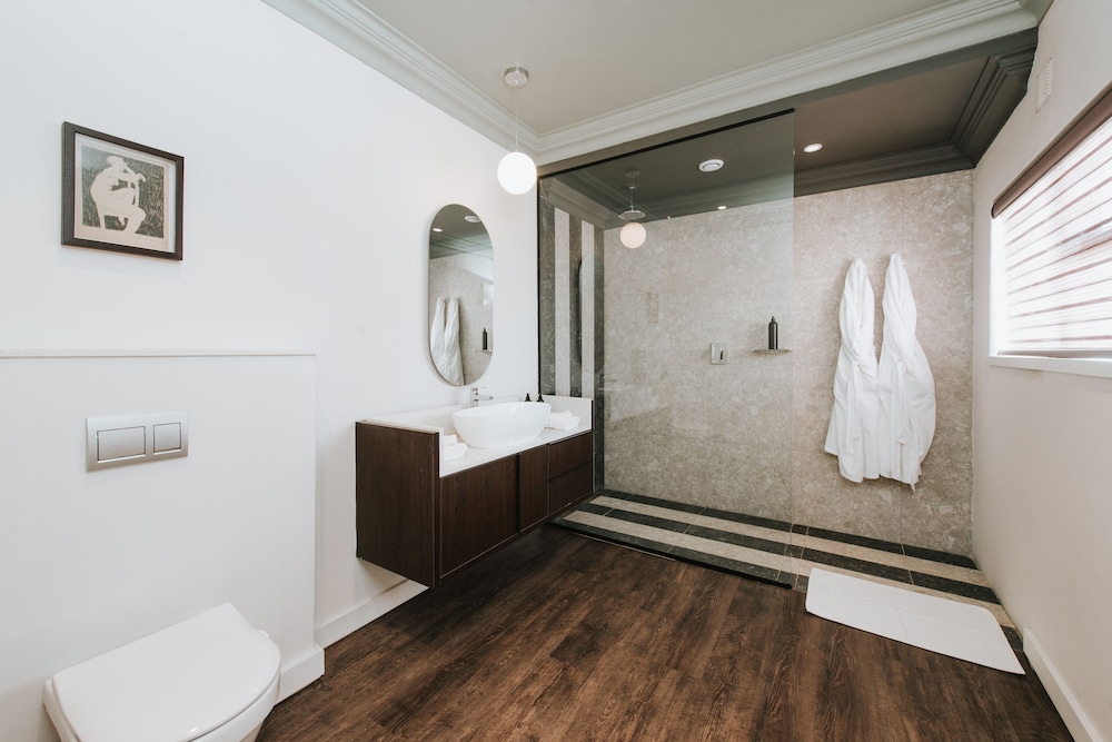 The Feather Hill Boutique Hotel 27/29