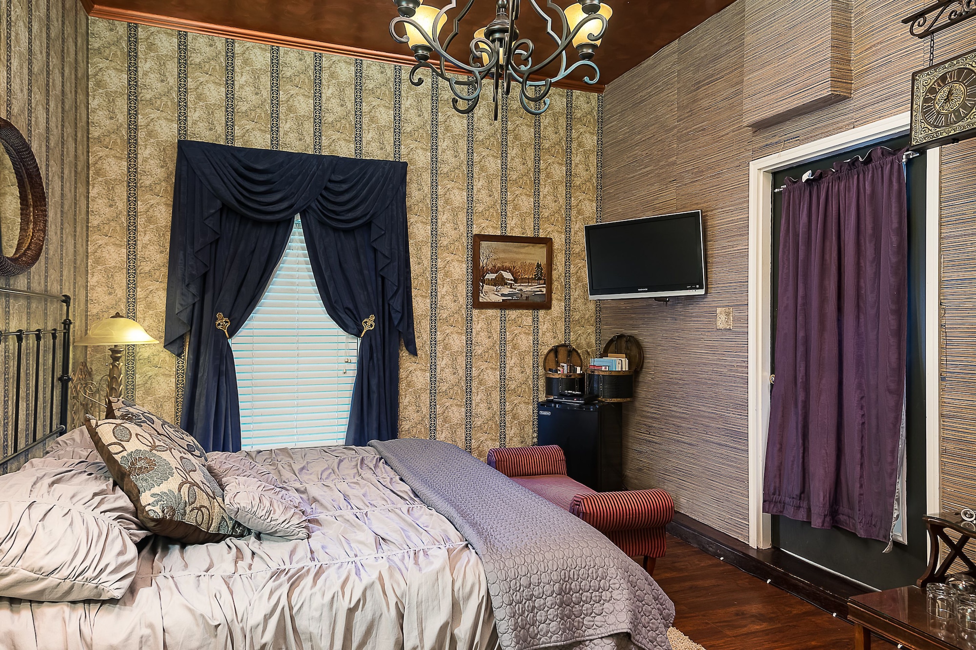 THE SLEEPER CAR, SUITE, KING BED