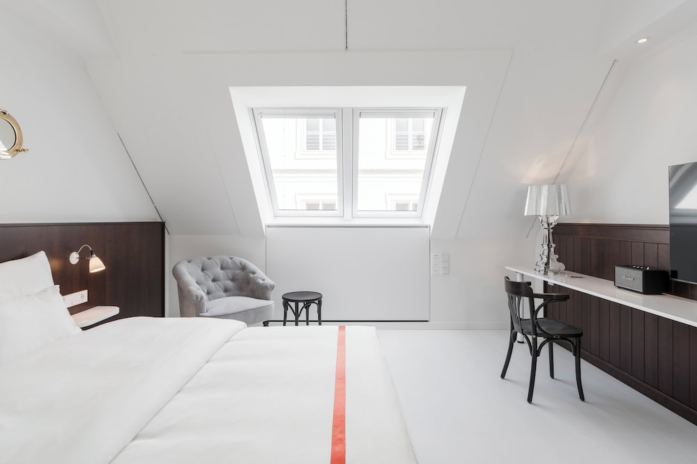 Wow, Queen Bed