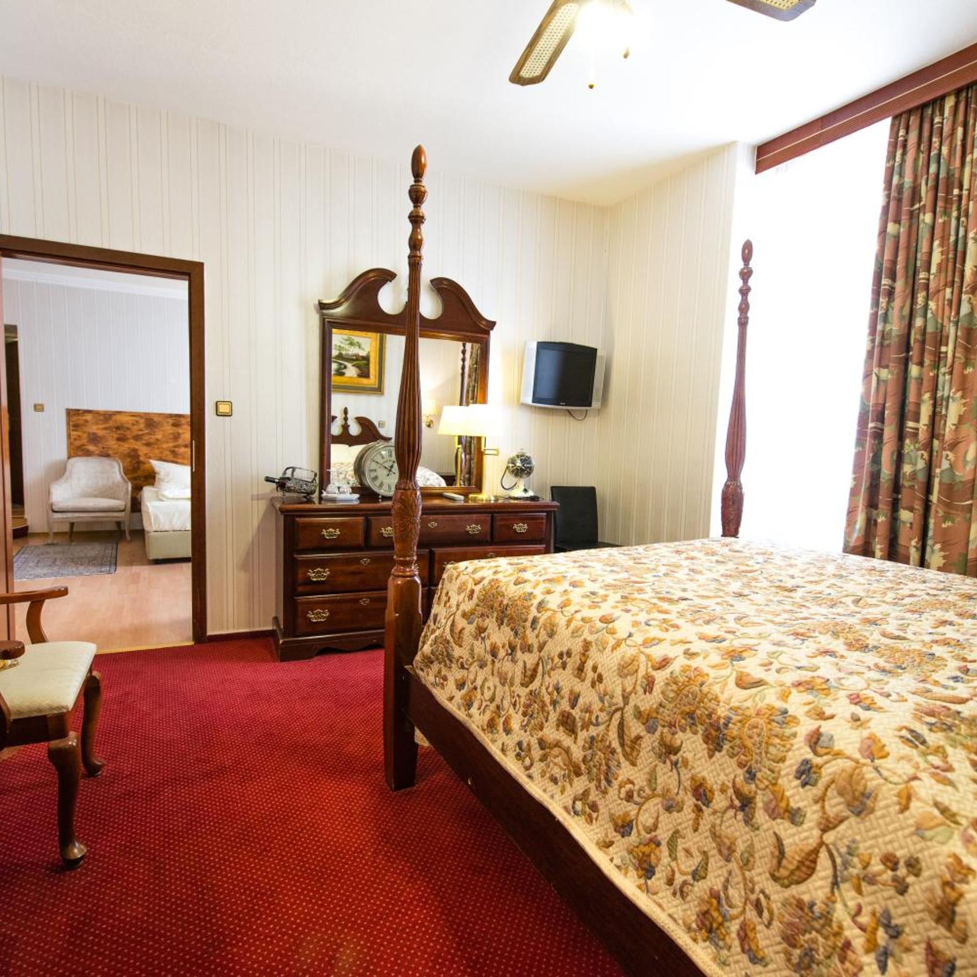 Lowen Hotel 28/58