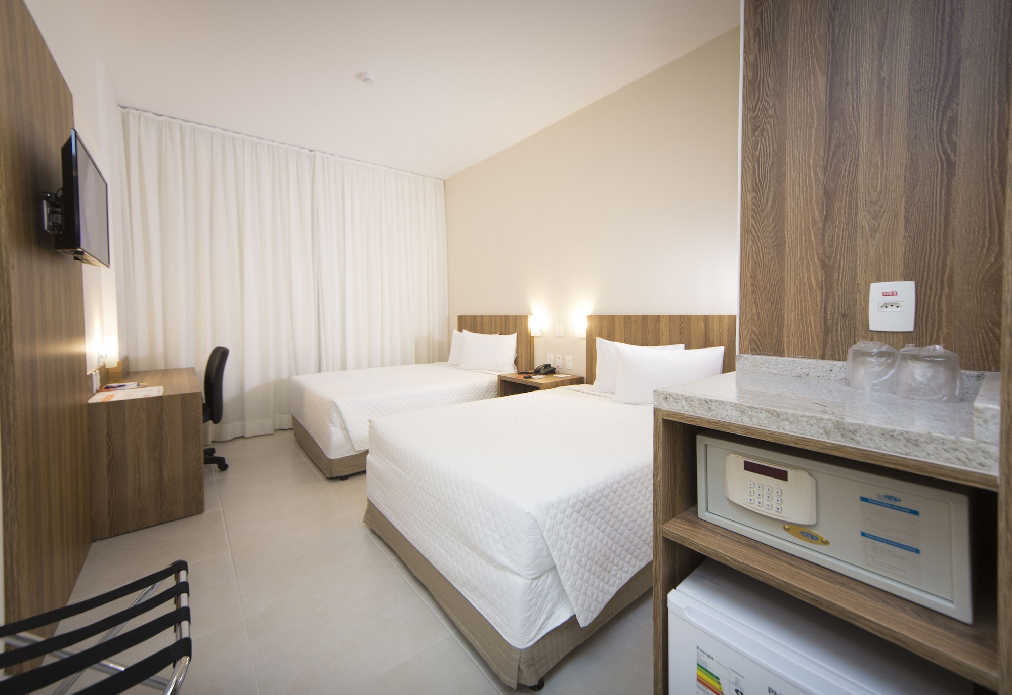1 BEDROOM, EXECUTIVE, DOUBLE OR TWIN BED