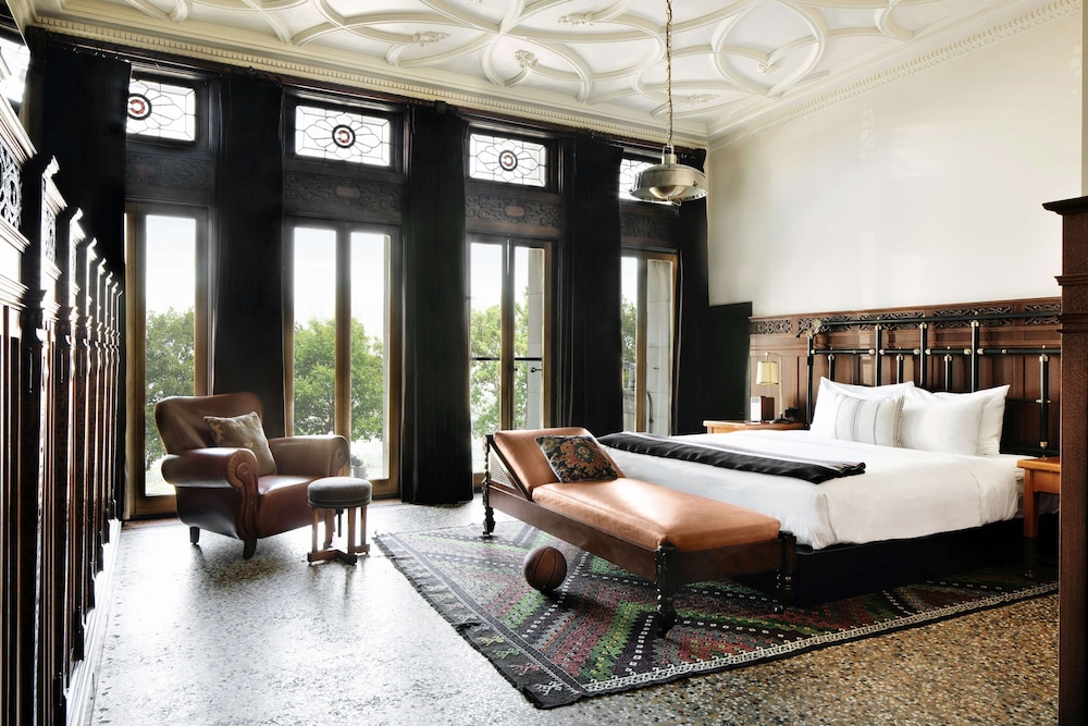 Founders, King Bed