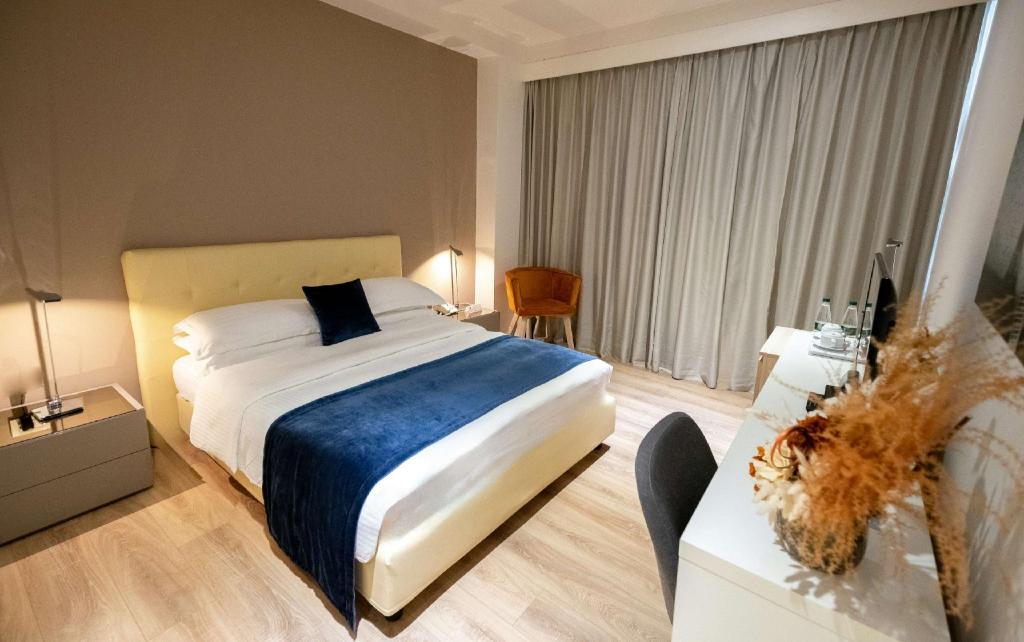 ROOM, DOUBLE BED