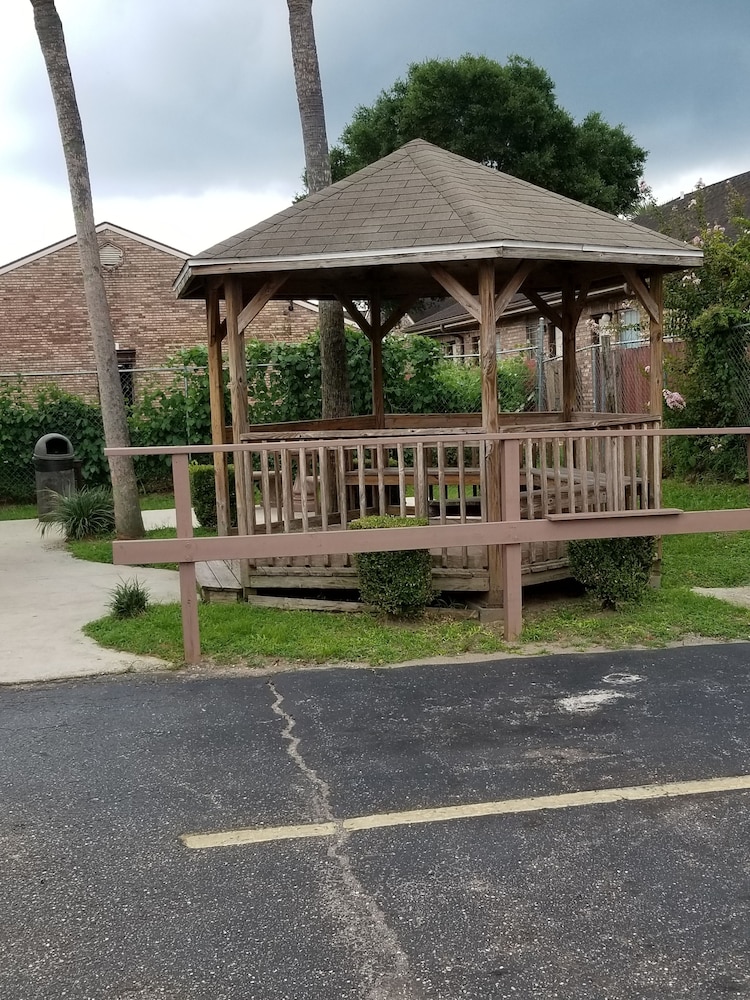 Executive Inn 3/40