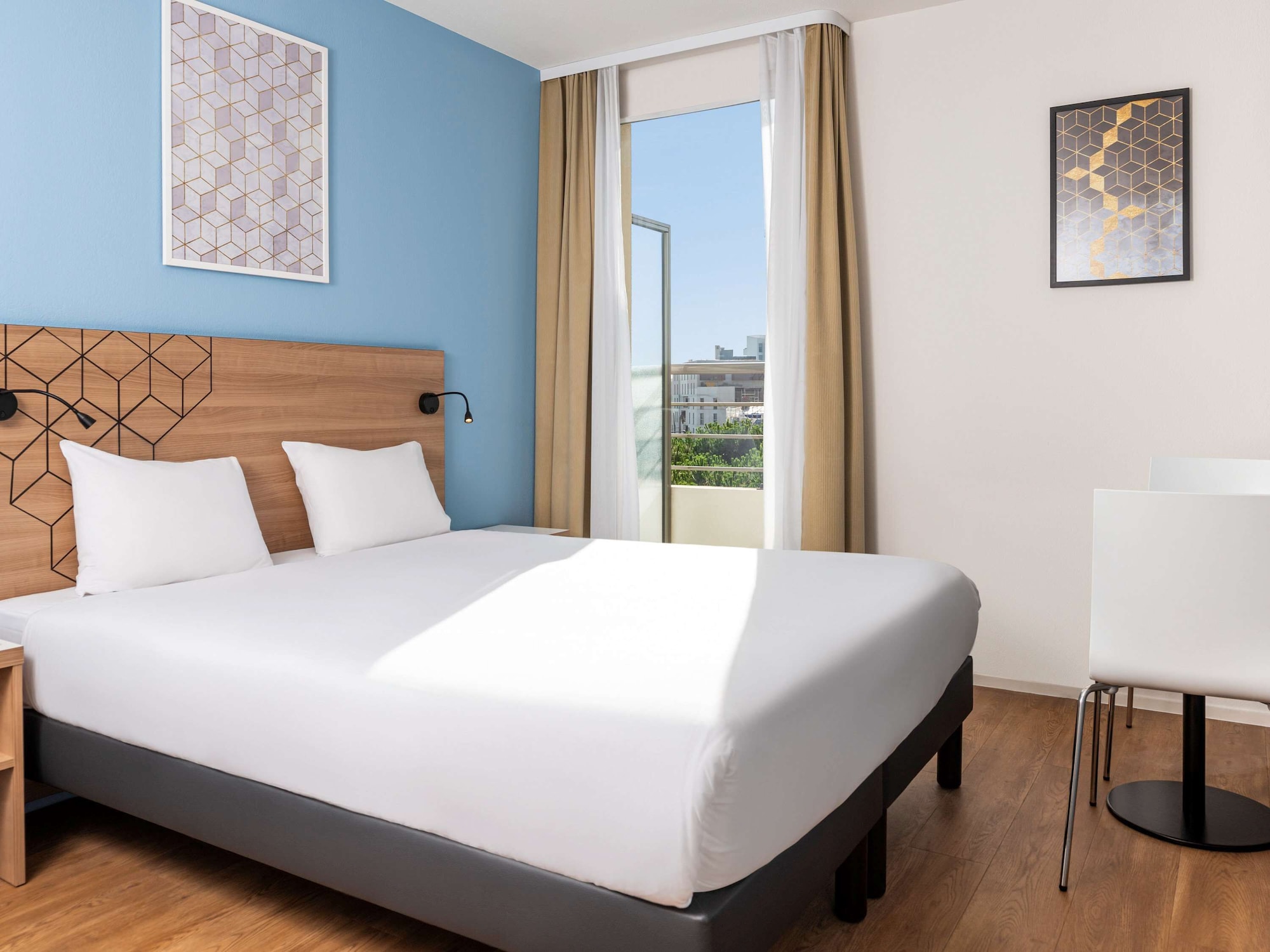 APARTMENT, TWIN BEDS