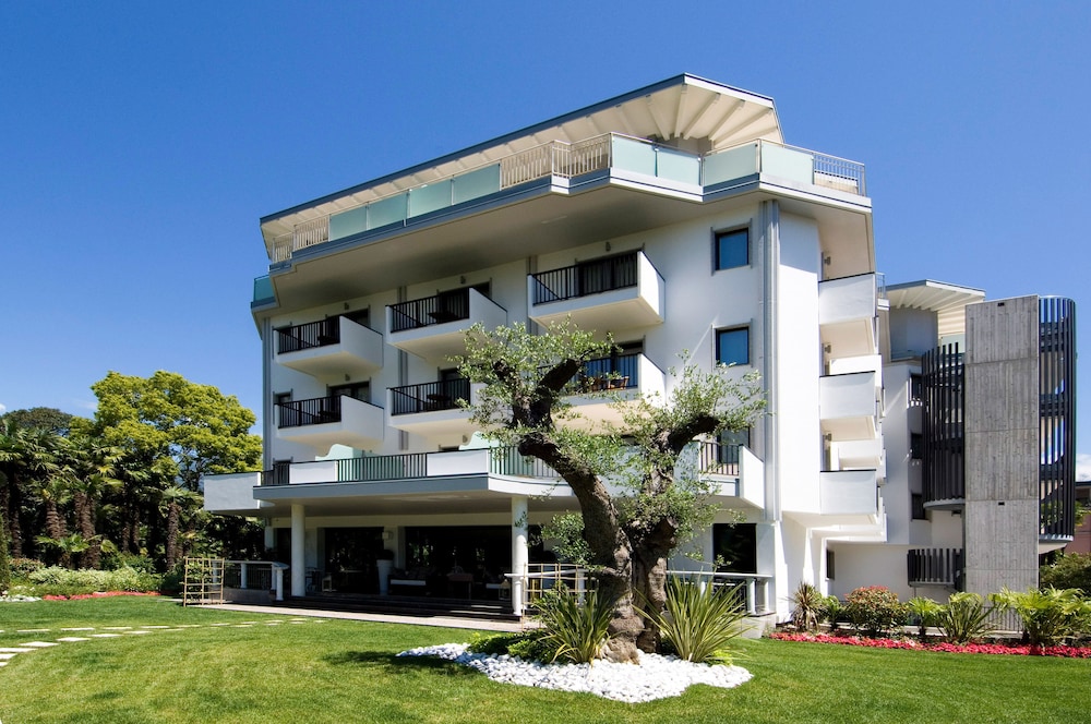 Parc Hotel Flora 2/80