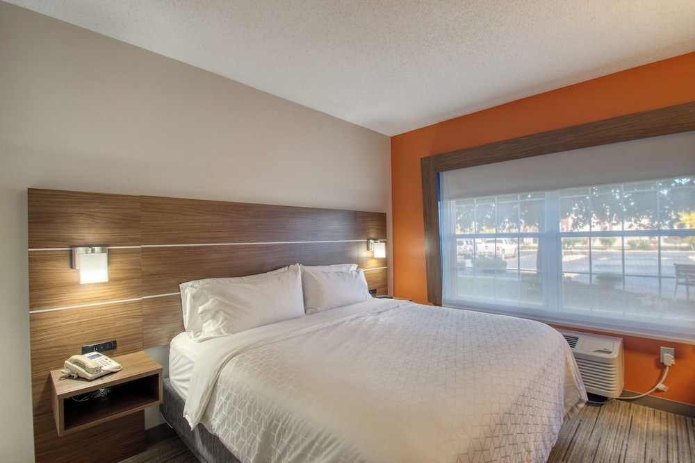 جناح بسرير كينج مع أريكة، Holiday Inn Express Hotel And Suites Oshkosh Sr 41 2/7
