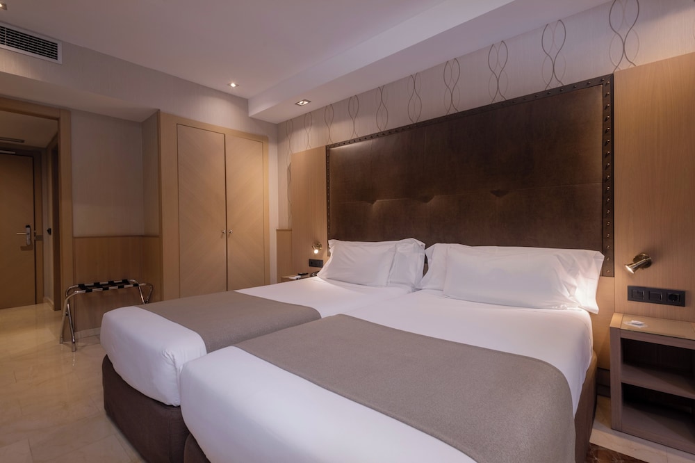 Room, Single, Twin Beds, Gran Hotel Barcino 4/10