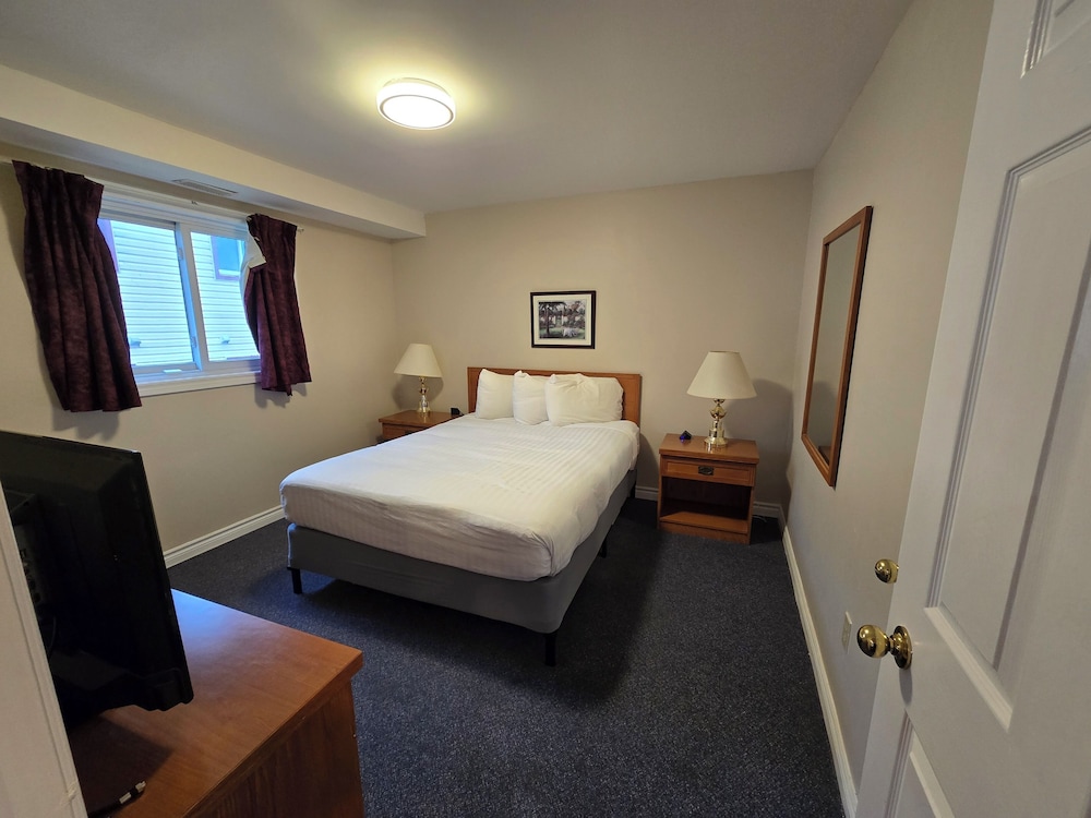 Room, King and Queen Bed, Pool Access