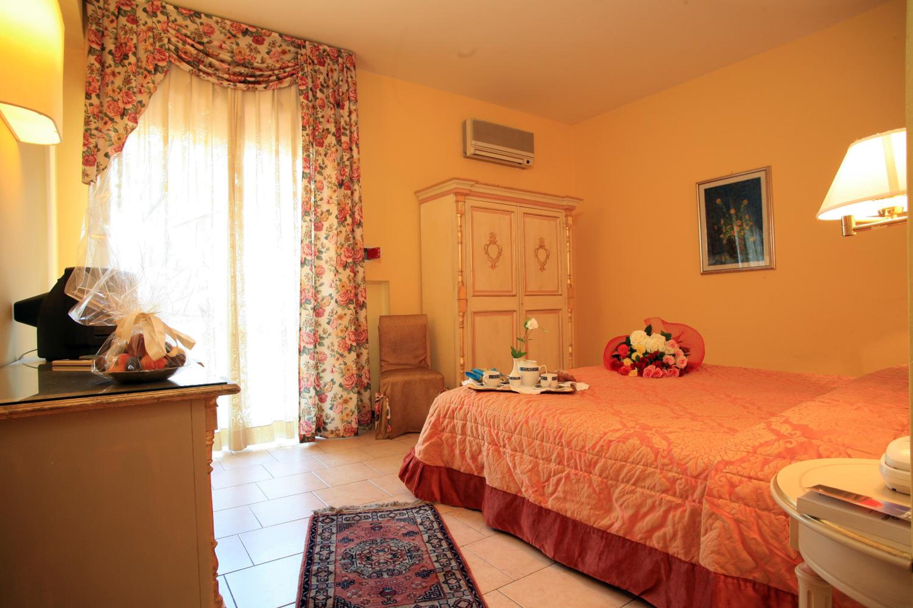 SUPERIOR, DOUBLE OR TWIN BED